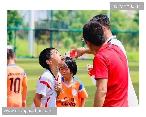 课堂足球球星带你走进足球世界 探索球场背后的精彩与挑战